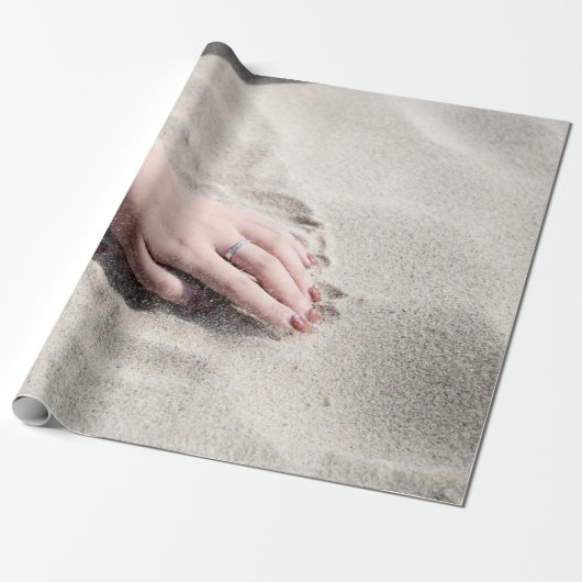 Frauen auf weißem Sand Geschenkpapier (Ungerollt)
