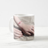 Frauen auf weißem Sand Kaffeetasse (Vorderseite Links)