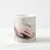 Frauen auf weißem Sand Kaffeetasse (Mittel)