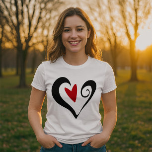 Frauen aus schwarzem und rotem Herzen T-Shirt