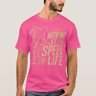 Frauen bewegen sich mit der Geschwindigkeit des Le T-Shirt