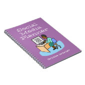 Frauen, die an einem Computer an Social Media arbe Notizblock (Rechte Seite)