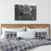 Frauen, die Archery Target Foto untersuchen Leinwanddruck (Insitu (Schlafzimmer))