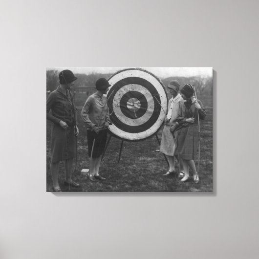 Frauen, die Archery Target Foto untersuchen Leinwanddruck (Vorderseite)