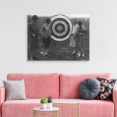 Frauen, die Archery Target Foto untersuchen Leinwanddruck (Insitu (Wohnzimmer))