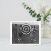 Frauen, die Archery Target Foto untersuchen Postkarte (Stehend Vorderseite)