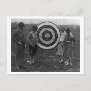 Frauen, die Archery Target Foto untersuchen Postkarte