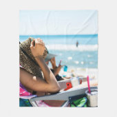 Frauen, die auf einer Sonnenliege liegen und ihr G Fleecedecke (Vorderseite)