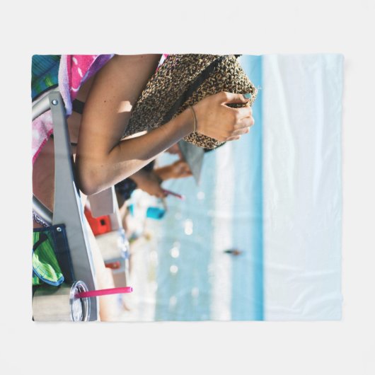 Frauen, die auf einer Sonnenliege liegen und ihr G Fleecedecke (Vorderseite (Horizontal))