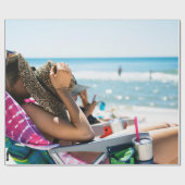 Frauen, die auf einer Sonnenliege liegen und ihr G Geschenkpapier (Flach)