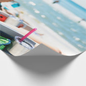 Frauen, die auf einer Sonnenliege liegen und ihr G Geschenkpapier (Ecke)