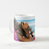 Frauen, die auf einer Sonnenliege liegen und ihr G Kaffeetasse (Vorderseite Links)