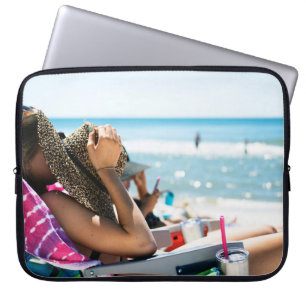 Frauen, die auf einer Sonnenliege liegen und ihr G Laptopschutzhülle