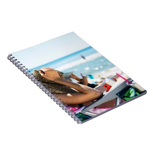 Frauen, die auf einer Sonnenliege liegen und ihr G Notizblock (Rechte Seite)