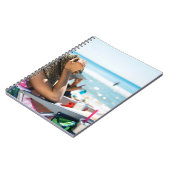 Frauen, die auf einer Sonnenliege liegen und ihr G Notizblock (Linke Seite)