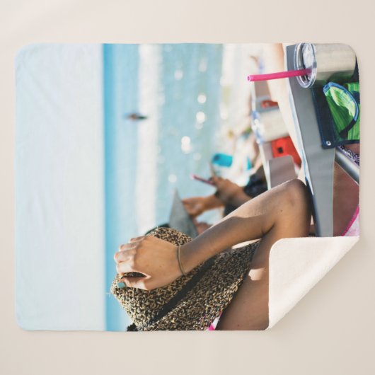 Frauen, die auf einer Sonnenliege liegen und ihr G Sherpadecke (Vorderseite (Horizontal))