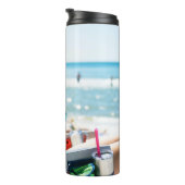 Frauen, die auf einer Sonnenliege liegen und ihr G Thermosbecher (Nach rechts gedreht)