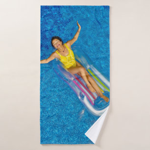 Frauen, die auf schwimmenden Schwimmbügeln aus Ku Badehandtuch
