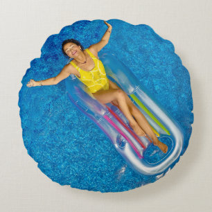 Frauen, die auf schwimmenden Schwimmbügeln aus Kun Rundes Kissen