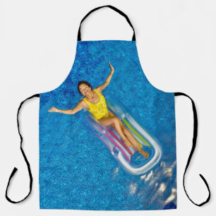 Frauen, die auf schwimmenden Schwimmbügeln aus Kun Schürze