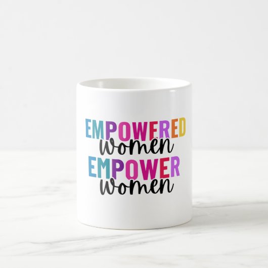 FRAUEN, DIE BEFUGT SIND KAFFEETASSE (Mittel)
