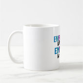 FRAUEN, DIE BEFUGT SIND KAFFEETASSE (Links)