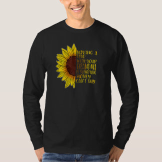 Frauen, die eine Anleihe mit der Großmutter pour h T-Shirt