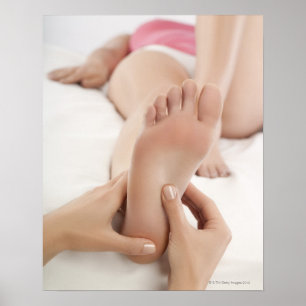 Frauen, die Fußmassage erhalten Poster