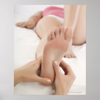 Frauen, die Fußmassage erhalten Poster
