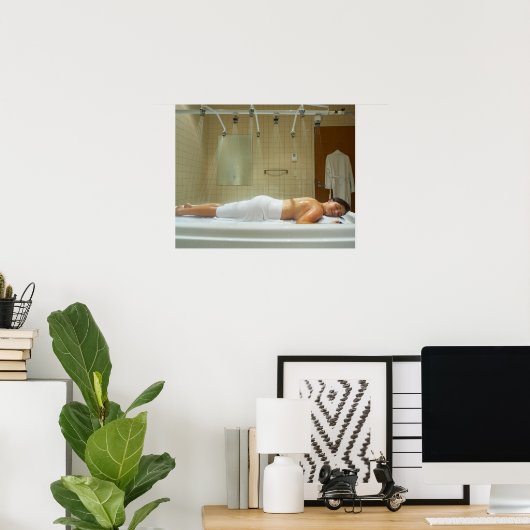 Frauen, die Hydrotherapie in vichy Dusche genießen Poster (Heimbüro)