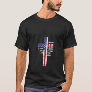 Frauen, die ich am Kreuz knie und an der Flagge st T-Shirt