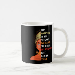 Frauen, die ich stürmisch bin, flüstern sie ihr zu kaffeetasse