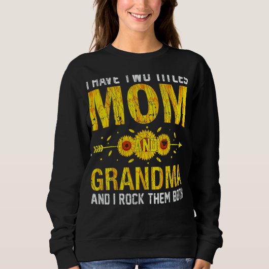 Frauen, die ich zwei Titeln Mama und Oma Niedliche Sweatshirt (Vorderseite)