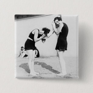 Frauen, die ihr Haar am Strand trocknen Button