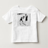 Frauen, die ihr Haar am Strand trocknen Kleinkind T-shirt (Vorderseite)