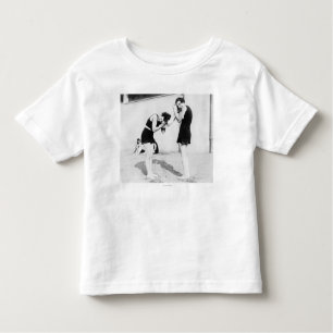 Frauen, die ihr Haar am Strand trocknen Kleinkind T-shirt