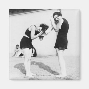 Frauen, die ihr Haar am Strand trocknen Magnet