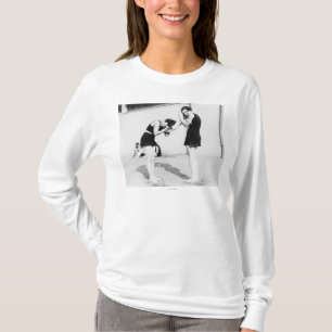 Frauen, die ihr Haar am Strand trocknen T-Shirt