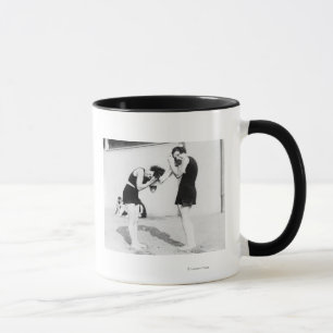 Frauen, die ihr Haar am Strand trocknen Tasse