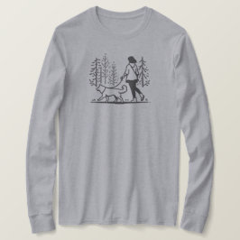 Frauen, die ihren Hund durch Bäume spazieren gehen T-Shirt