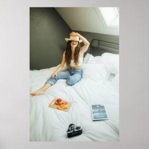Frauen, die im Bett sitzen und ihren Hut halten Poster