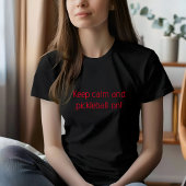 Frauen, die in einem roten Brief von Pickleball le T-Shirt