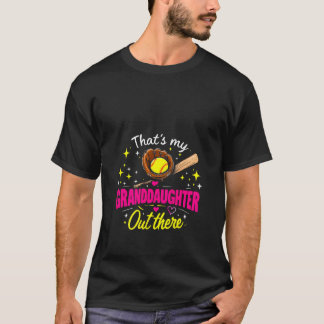 Frauen, die meine Enkelin da draußen Softball spie T-Shirt