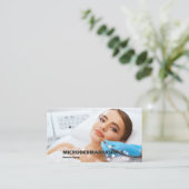 Frauen, die microdermabrasion Hautbehandlung Visitenkarte (Stehend Vorderseite)