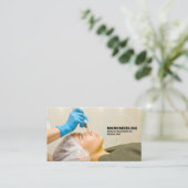 Frauen, die microneedle Hautbehandlung erhalten Visitenkarte (Stehend Vorderseite)