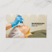 Frauen, die microneedle Hautbehandlung erhalten Visitenkarte (Vorderseite)