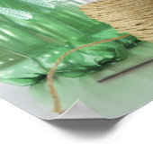 Frauen, die Plastikflaschen, Dosen und Poster (Ecke)