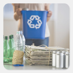 Frauen, die Plastikflaschen, Dosen und Quadratischer Aufkleber