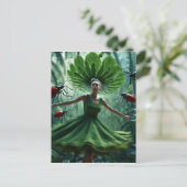 Frauen, die sich in einem Kleid aus Pflanze-Käfer Postkarte (Stehend Vorderseite)