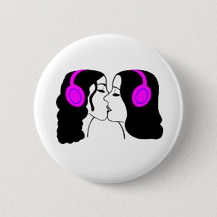 Frauen, die tragende Kopfhörer küssen Button